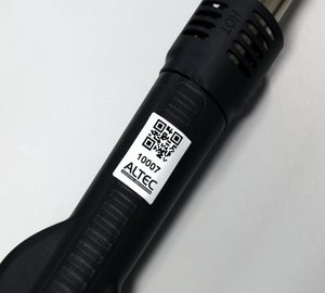 Gereedschapbeheer label met QR-code, uniek nummer en bedrijfslogo aangebracht op elektrisch gereedschap