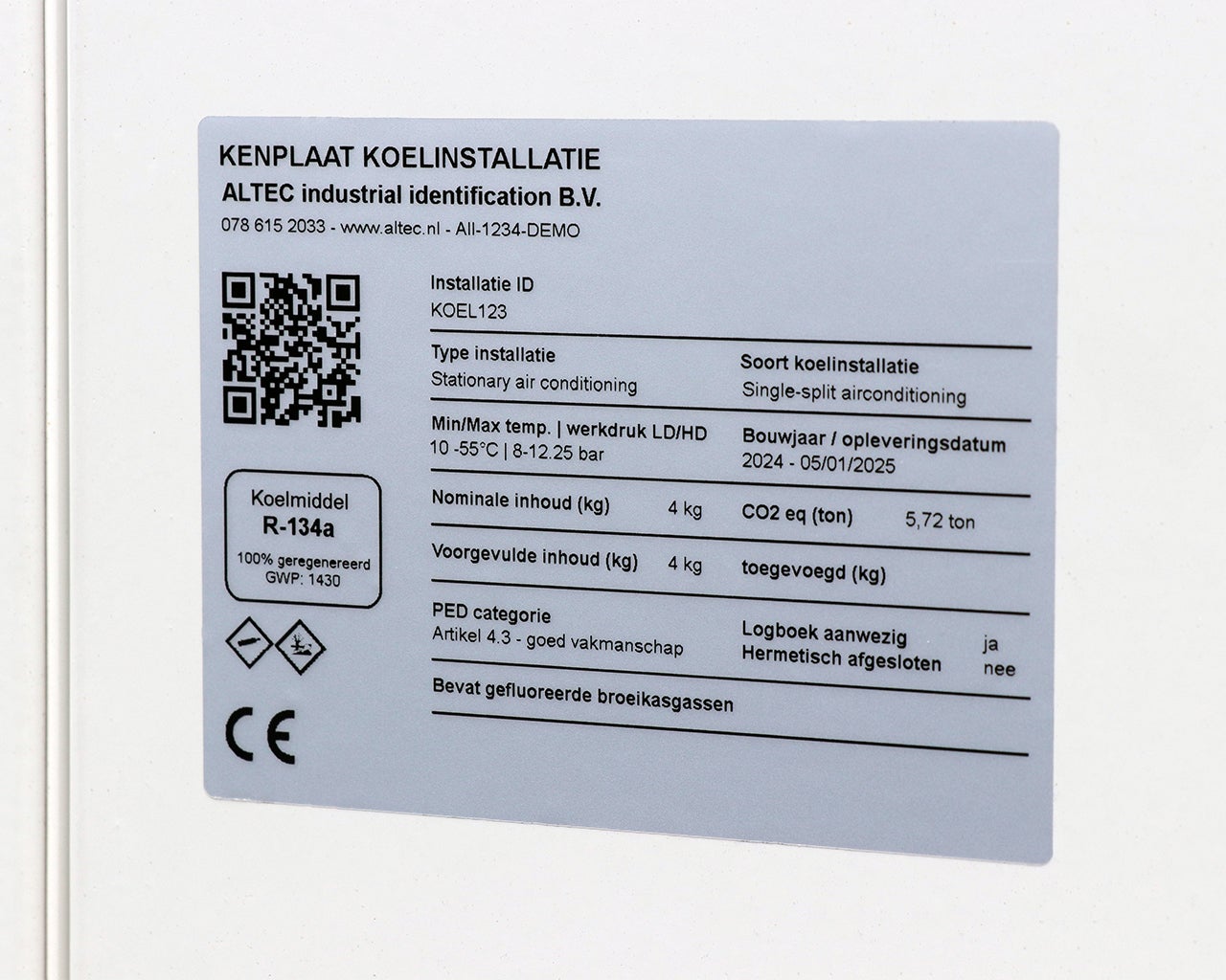 Kenplaat volgens Climapulse voor een koelinstallatie met installatiegegevens, koudemiddelinformatie, QR-code en CE-markering