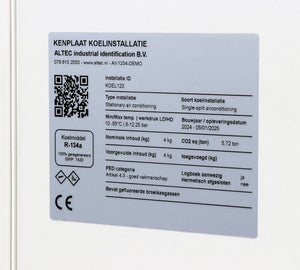 Kenplaat volgens Climapulse voor een koelinstallatie met installatiegegevens, koudemiddelinformatie, QR-code en CE-markering