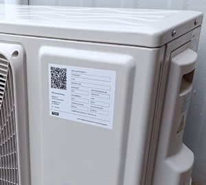 Climatools label met QR-code aangebracht op een airco-installatie voor duidelijke registratie van gegevens
