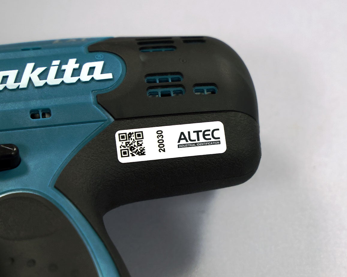 Identificatielabel met QR-code en uniek nummer aangebracht op een accuboormachine voor gereedschapbeheer