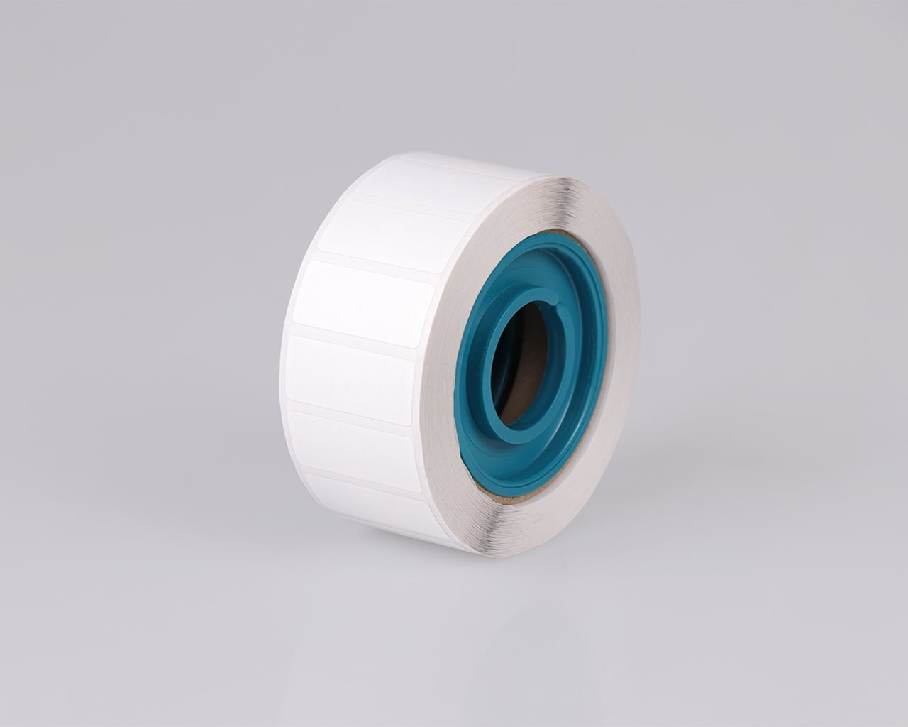 Rol met witte RFID kunststof labels voor identificatie en tracking