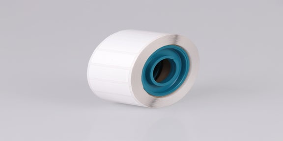 Rol met witte RFID kunststof labels voor identificatie en tracking