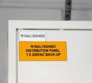 Geel en wit ResoPrint label op deur van verdeelinrichting voor duurzame industriële identificatie, vergelijkbaar met resopal labels