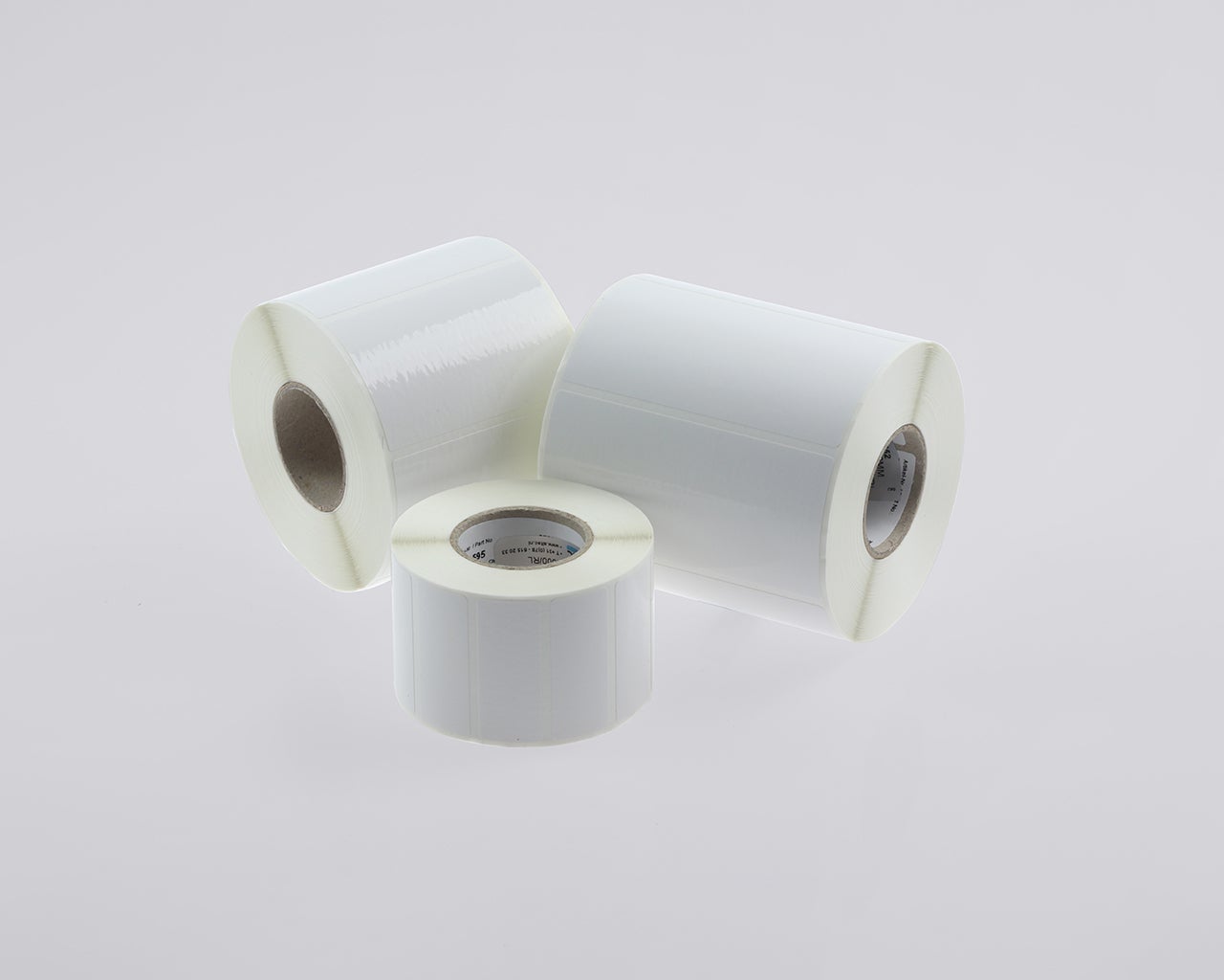 Rollen witte vinyl verzendlabels voor duurzame logistieke identificatie en pakketverzending