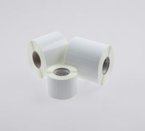 Rollen witte vinyl verzendlabels voor duurzame logistieke identificatie en pakketverzending