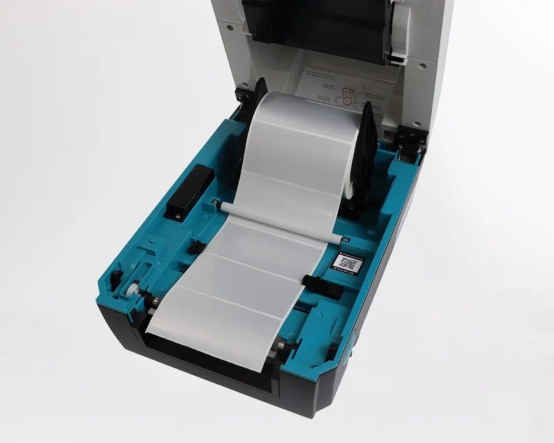ATP-300 Pro labelprinter met geplaatste zilveren labelrol in de printerbehuizing