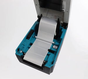 ATP-300 Pro labelprinter met geplaatste zilveren labelrol in de printerbehuizing