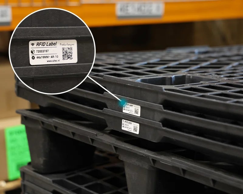 RFID labels bevestigd op kunststof pallet voor identificatie