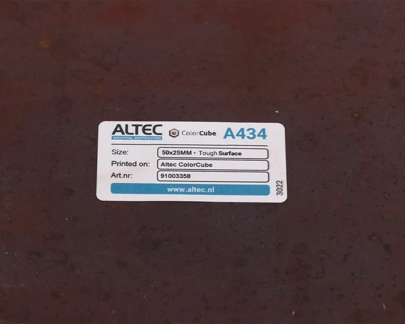 Full-color ToughSurface label aangebracht op ruwe metalen ondergrond