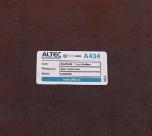 Full-color ToughSurface label aangebracht op ruwe metalen ondergrond