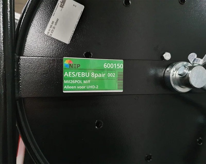 Groen Full-color Print & Laminate label met tekst en barcode op zwarte metalen behuizing
