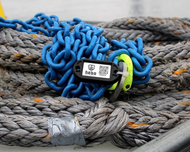 ChainTag met QR-code bevestigd aan kettingwerk tussen touw en kettingen