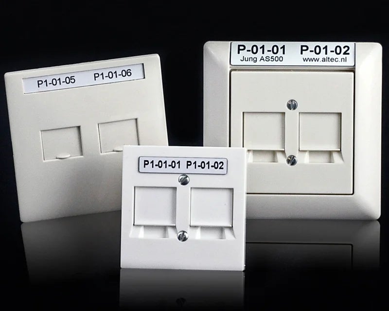 Witte ResoPrint labels met poortcodering op data outlets
