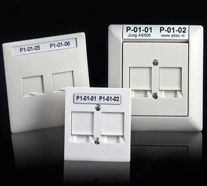 Witte ResoPrint labels met poortcodering op data outlets