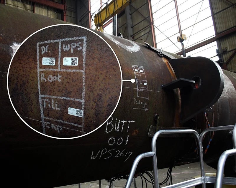 Industriële tankconstructie voorzien van laslabels voor identificatie en kwaliteitscontrole tijdens productie