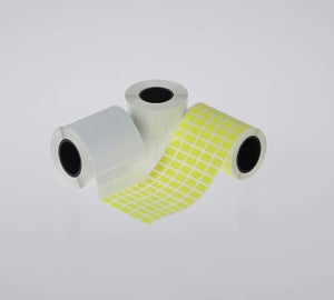 Rollen met witte en gele componentlabels voor elektrische markering