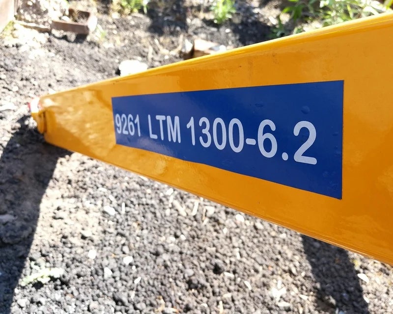 Industrial vinyl label met codering op metalen constructiedeel