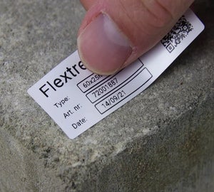 ToughSurface Flextreme label aanbrengen op ruw betonnen oppervlak