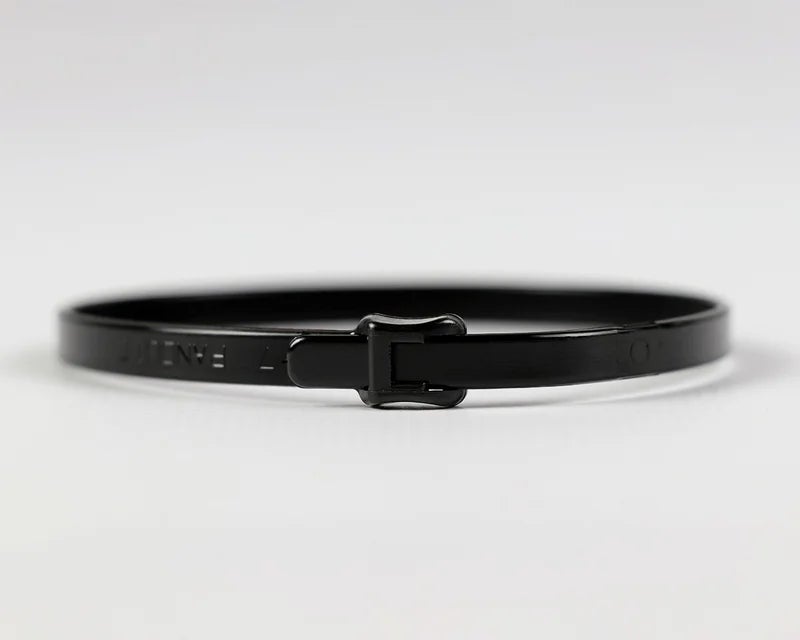 Close-up van de vergrendeling van een zwart kabelbandje, voor bevestiging van RFID HardTag houders