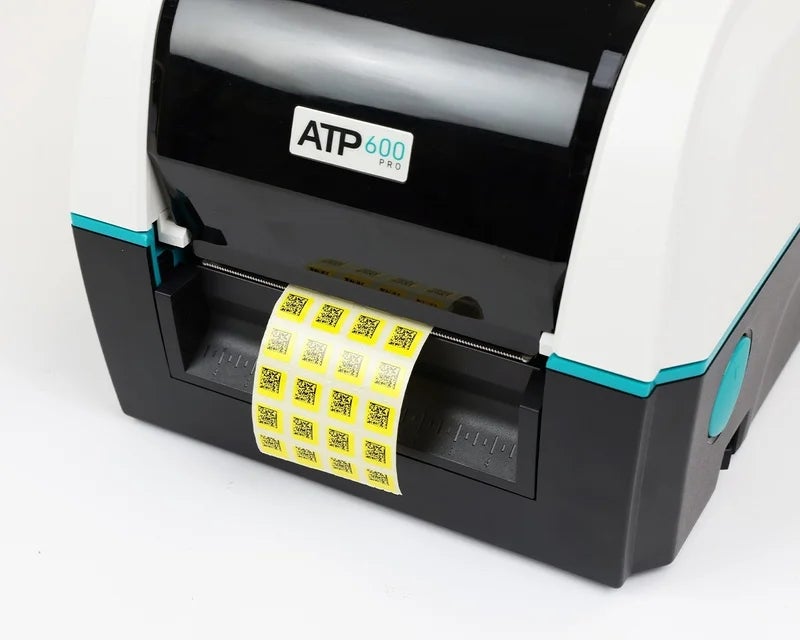 ATP-600 Pro labelprinter met geprinte gele apotheekset labels voor identificatie in apotheken en laboratoria
