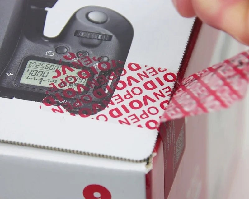 Rood security label laat VOID-patroon achter op verpakking na poging tot verwijderen