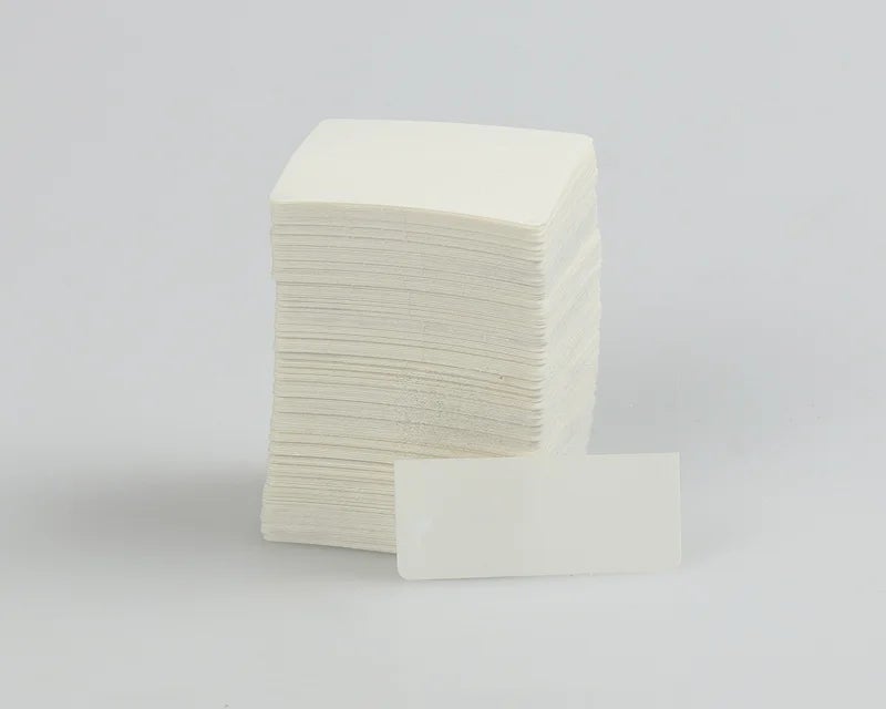 Stapel blanco vellen ADC beschermlaminaat met een los vel op de voorgrond