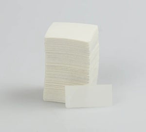 Stapel blanco vellen ADC beschermlaminaat met een los vel op de voorgrond