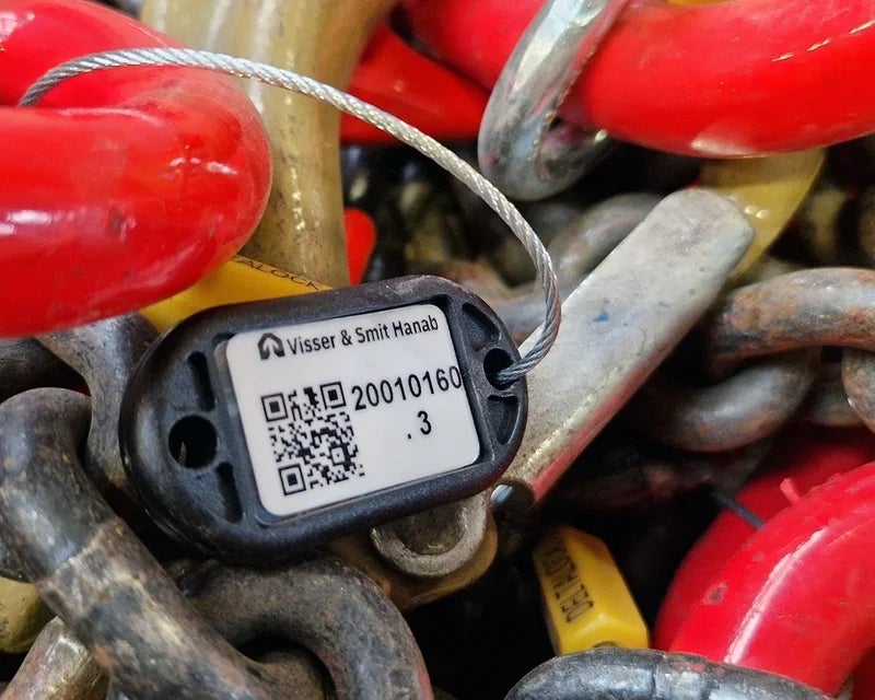 RFID label met QR-code bevestigd aan metalen ketting voor industriële identificatie