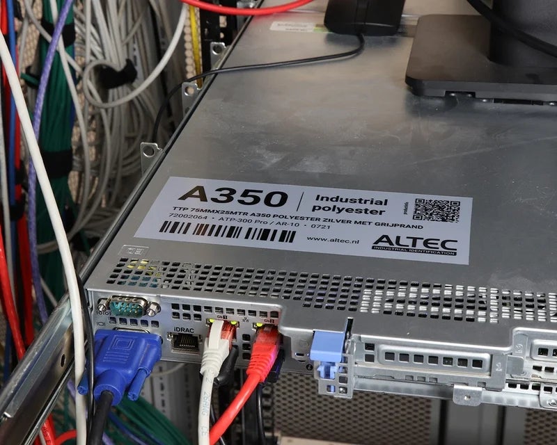 Gestanst Industrial polyester label met barcode en QR-code op server
