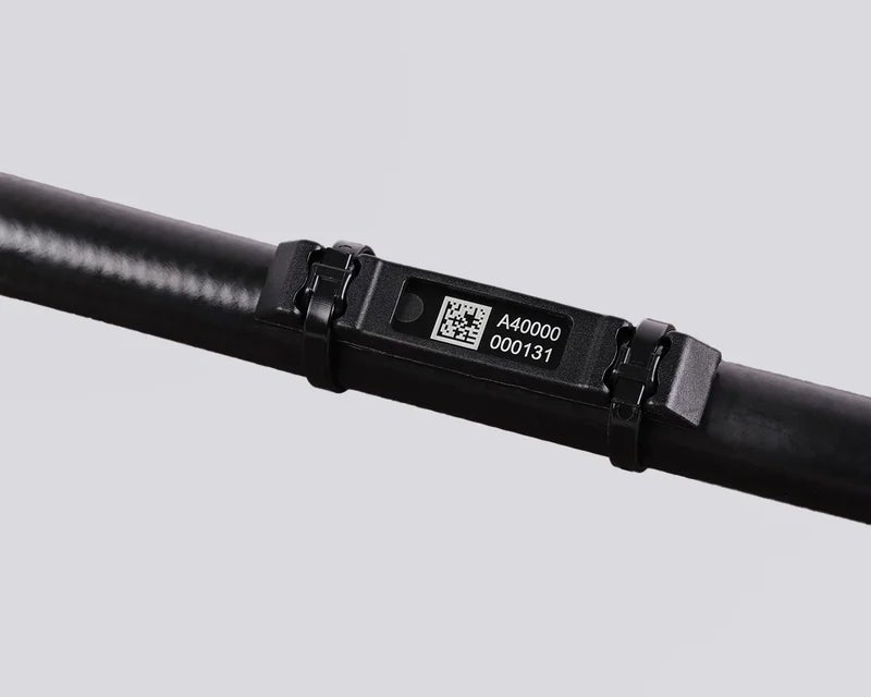 RFID HardTag houder gemonteerd op een kabel met kabelbinders, voorzien van een DataMatrix-code en uniek identificatienummer