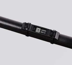 RFID HardTag houder gemonteerd op een kabel met kabelbinders, voorzien van een DataMatrix-code en uniek identificatienummer