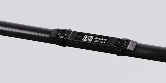 RFID HardTag houder gemonteerd op een kabel met kabelbinders, voorzien van een DataMatrix-code en uniek identificatienummer