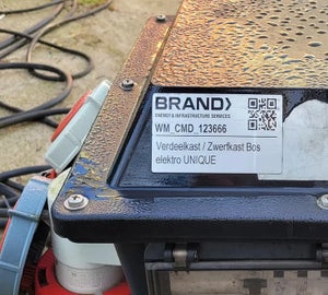 Typeplaat op verdeelkast voor buitengebruik met QR-code