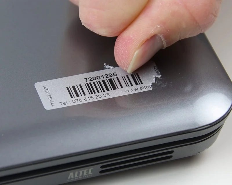 Fraudebestendig vinyl label brokkelt af bij poging tot verwijderen van een elektronisch apparaat