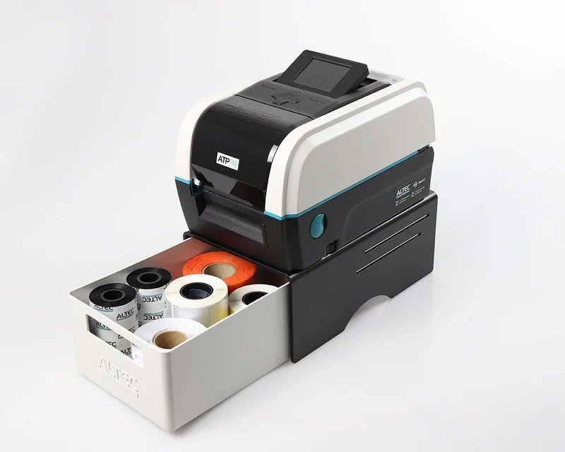 ATP-300 Pro labelprinter met Storage Unit gevuld met verschillende labelrollen en inktfolies