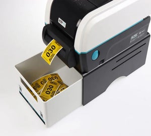 ATP Storage Unit als opvangbak waarin geprinte labels netjes worden opgevangen tijdens het printen
