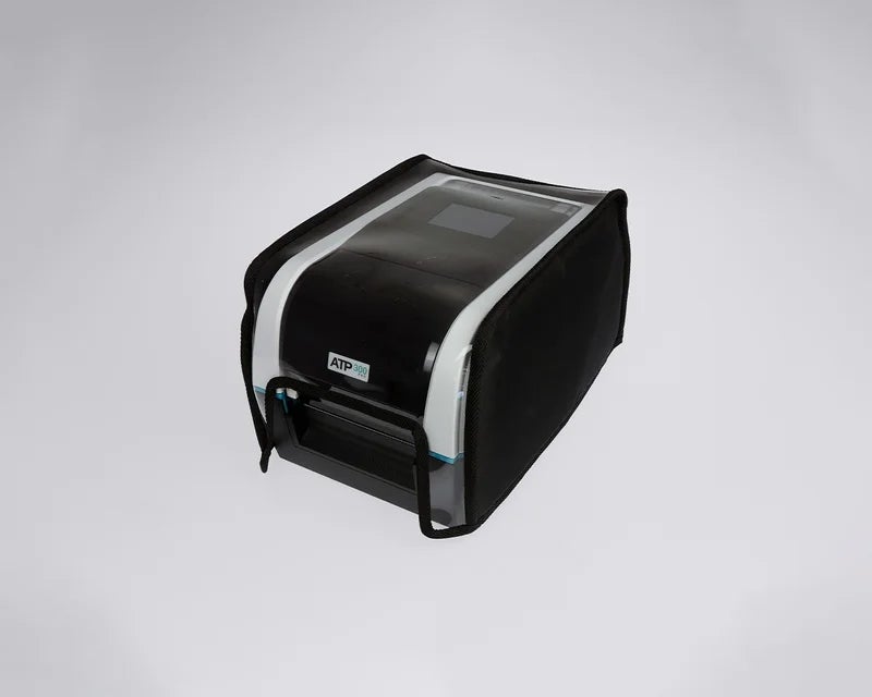 ATP-300 Pro labelprinter voorzien van een ATP Stofhoes die bescherming biedt tegen stof en vuil tijdens opslag of wanneer de printer niet wordt gebruikt