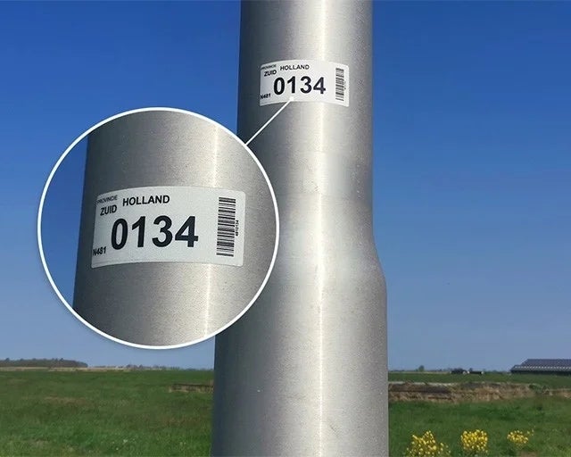 Reflecterend label met barcode en nummer op lantaarpaal