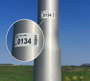 Reflecterend label met barcode en nummer op lantaarpaal
