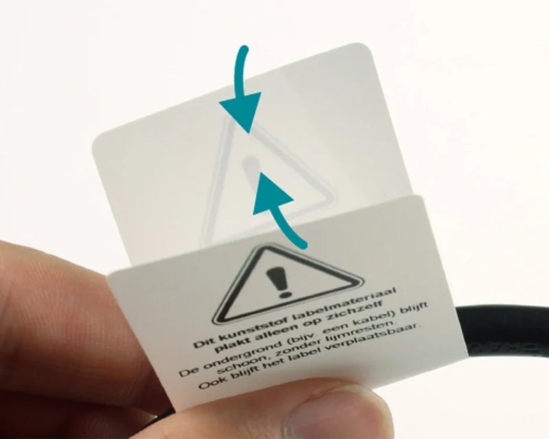 Illustratie van zelfklevende kabelvlag die plakt op zichzelf zonder lijmresten op kabel