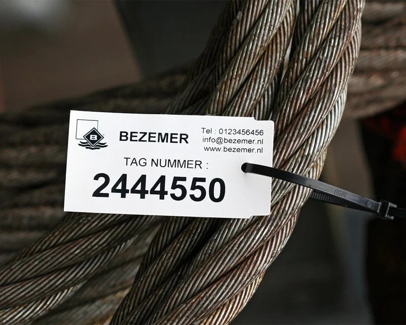 Tag Extreme met uniek nummer bevestigd aan een staalkabel met tie-wrap