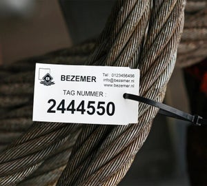 Tag Extreme met uniek nummer bevestigd aan een staalkabel met tie-wrap