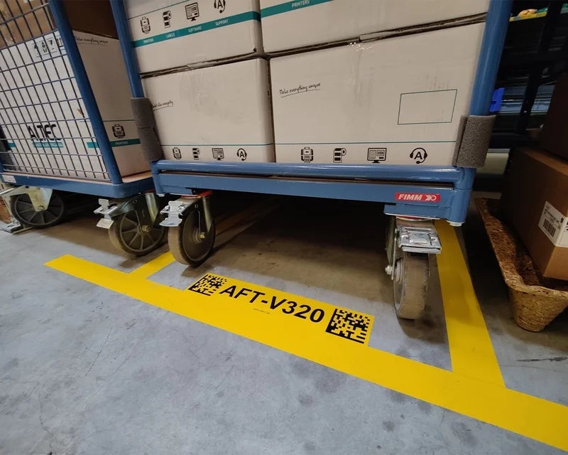 Industrial vinyl als vloermarkering met QR-code en identificatiecode in magazijn
