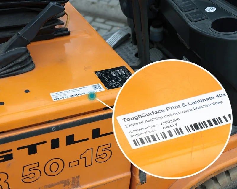 ToughSurface Print & Laminate label met barcode bevestigd op heftruck