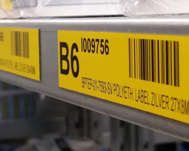 Close-up van een locatielabel met barcode op een stelling