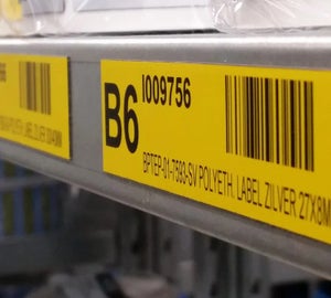Close-up van een locatielabel met barcode op een stelling