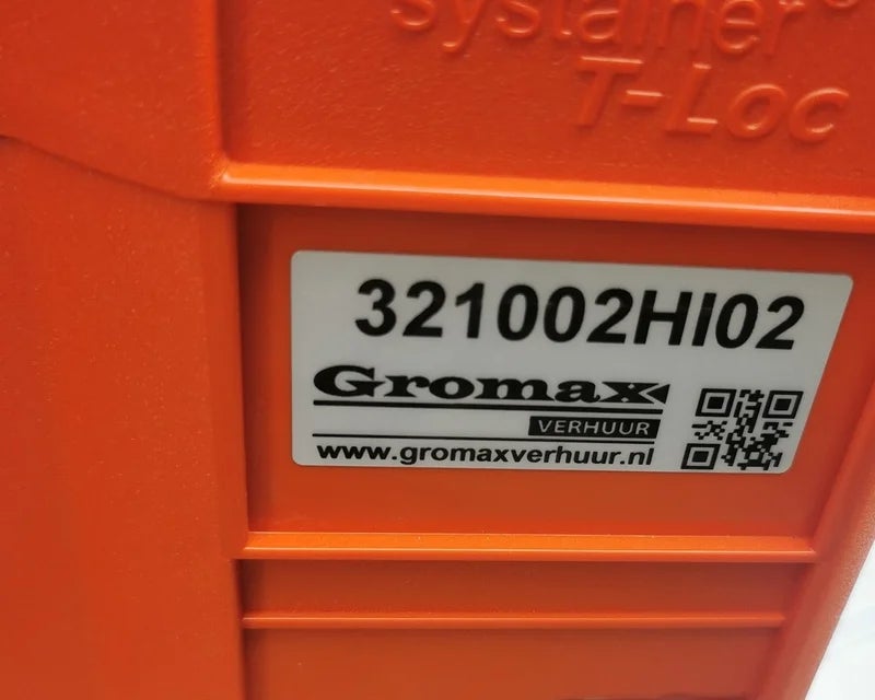 Mat Print & Protect label met barcode en QR-code op kunststof transportkist