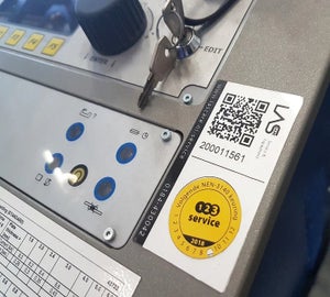 Keuringslabel en label met QR-code aangebracht op industriële machine