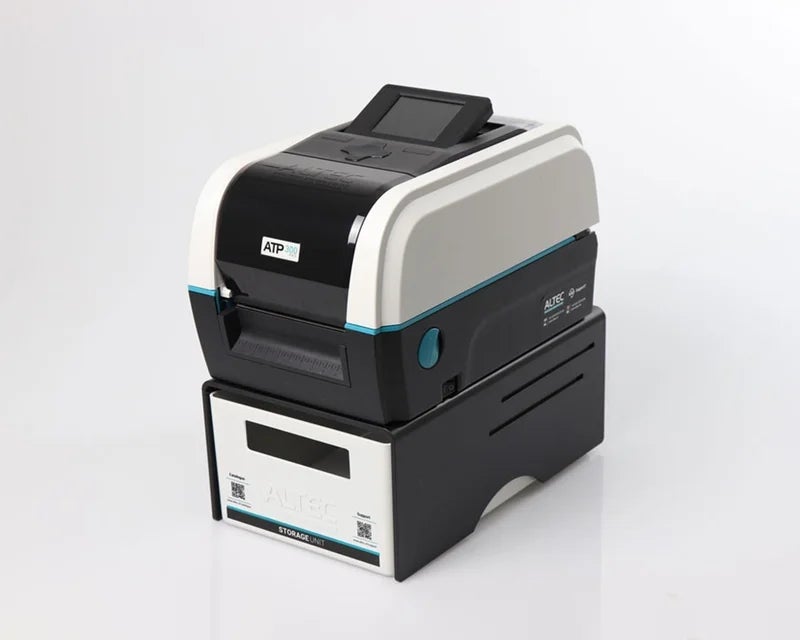 ATP-300 Pro labelprinter geplaatst op een ATP Storage Unit die extra opbergruimte biedt voor labels en accessoires